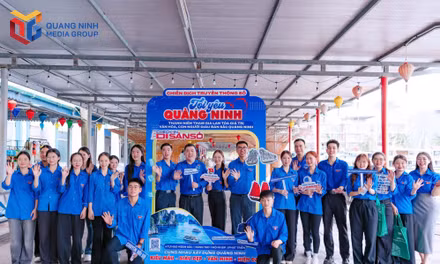 Tuổi trẻ Quảng Ninh phát huy tinh thần xung kích, tình nguyện vì cộng đồng. Trong ảnh: Đoàn Thanh niên UBND tỉnh trao tặng công trình công trình thanh niên “Phòng học tivi thông minh” tại Trường Tiểu học và THCS Nam Sơn.
