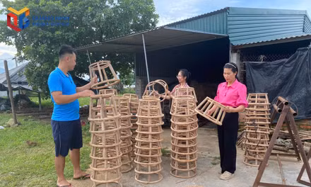 Cán bộ HND xã Đông Ngũ đến thăm mô hình làm ghế mây của hội viên.