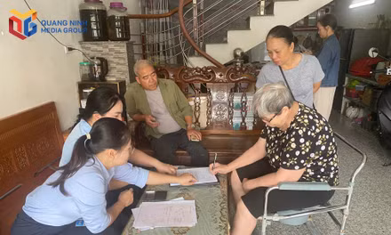 Cán bộ Trung tâm Phục vụ HCC phường Mạo Khê hỗ trợ TTHC tại Nhà văn hóa Khu phố Kim Sơn.