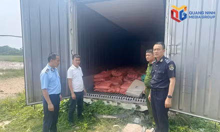 Lực lượng chức năng kiểm tra kho hàng chứa trên 3.300 kg chân gà đông lạnh không rõ nguồn gốc.