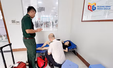 Lực lượng chức năng tại Cửa khẩu quốc tế Móng Cái sơ cứu kịp thời hành khách bị ngất tại cửa khẩu.