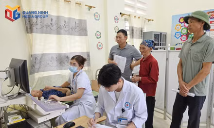 Các y bác sĩ Bệnh viện Đa khoa khu vực Móng Cái (cơ sở 2) siêu âm khám sàng lọc sức khỏe cho người dân thôn Quảng Văn, xã Quảng Hà.