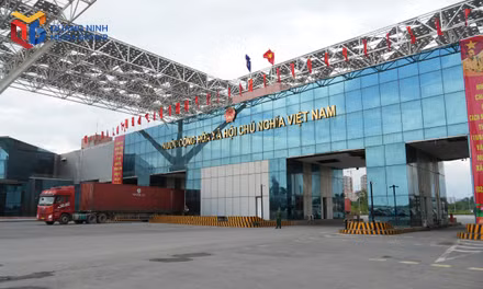 Hoạt động xuất nhập khẩu tại cầu Bắc Luân 2 (Cửa khẩu quốc tế Móng Cái) duy trì trong kỳ nghỉ Quốc khánh 2/9.