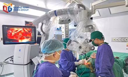 Kíp phẫu thuật của Bệnh viện Đa khoa TP Quảng Ninh và chuyên gia Bệnh viện Đại học Y Dược (Đại học Quốc gia Hà Nội) thao tác dưới kính vi phẫu ZEISS PENTERO 800 S; hình ảnh phẫu trường 4K được hiển thị trực tiếp trên màn hình phòng mổ.