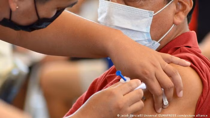 Tiêm vaccine công nghệ mRNA phòng COVID-19 tại Mỹ. Ảnh: DW
