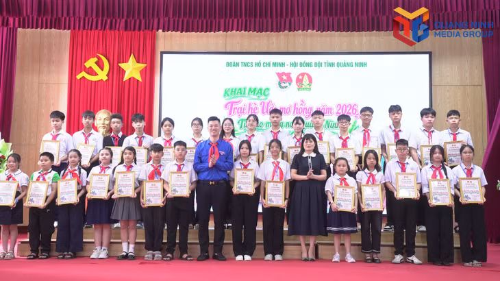 Ban Tổ chức trao giấy chứng nhận cho các đại biểu thiếu nhi tham gia Trại hè Ước mơ hồng năm 2026.