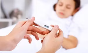 Bác sĩ chỉ cách hạ sốt an toàn cho trẻ sốt xuất huyết