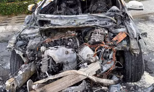 Xe Mercedes đâm vào gốc cây rồi bốc cháy ven hồ Tây