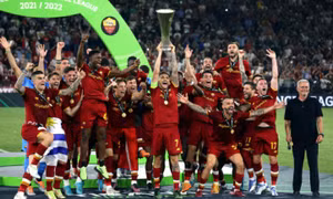 Mourinho cùng Roma vô địch Conference League