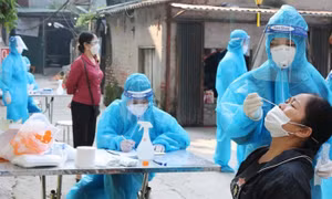Sáng 3/4: Số người mắc COVID-19 tăng nhiều ở nhóm chưa tiêm vaccine