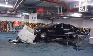 Xe Mercedes S560 Maybach tông liên hoàn dưới hầm chung cư ở Tây Hồ