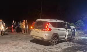 Lái ôtô đâm vào lan can cầu sau tiệc họp lớp, 2 người bạn cùng tử vong