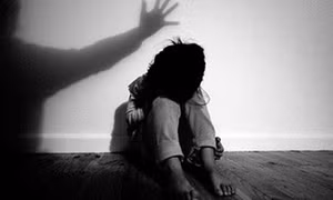 Mẹ ruột để chồng hờ ăn ở như vợ chồng với con gái 11 tuổi