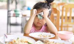 Trẻ bị ép ăn dễ còi cọc hoặc béo phì