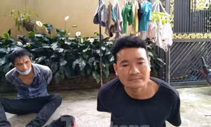 Người dân vây bắt 2 tên cướp giật sợi dây chuyền người đi đường