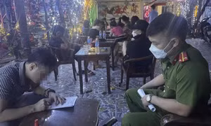 Cảnh sát bao vây tụ điểm mại dâm, ma tuý núp bóng quán karaoke