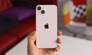 iPhone 13 là smartphone bán chạy nhất thế giới