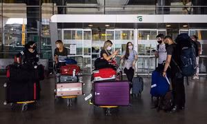 EU bỏ quy định đeo khẩu trang khi đi máy bay từ ngày 16/5