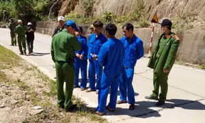 Kẻ chủ mưu phá rừng bỏ chạy ném lại nhiều súng đạn