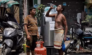 Hình ảnh người dân Ấn Độ nhọc nhằn trong nắng nóng ngột ngạt