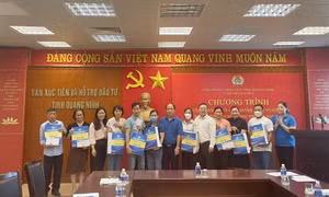 Tặng 10 suất quà cho đoàn viên công đoàn khó khăn