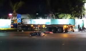 Hai anh em tử vong thương tâm sau va chạm xe đầu kéo ở Bình Dương