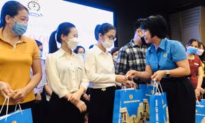 Tặng quà cho CNLĐ khó khăn và tuyên truyền, phổ biến pháp luật
