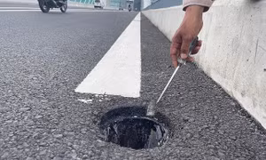 Bắt nghi can trộm hàng chục nắp cống trên cầu Thủ Thiêm 2