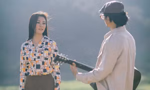 'Nữ hoàng dream pop' Bùi Lan Hương hóa thân thành danh ca Khánh Ly thời trẻ