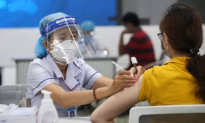 Tiêm vaccine Covid-19 mũi 4 cho lực lượng tuyến đầu