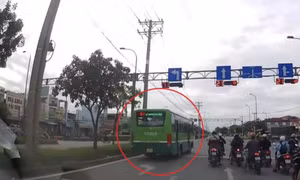 Tạm đình chỉ tài xế xe buýt phóng như bay, vượt đèn đỏ ở TP.HCM
