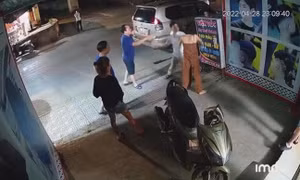 Tạm đình chỉ phó công an phường đánh cô gái lúc nửa đêm