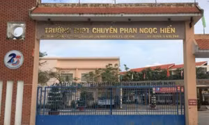 Kỷ luật hiệu phó trường chuyên bắt học sinh ăn thức ăn đã quăng vào thùng rác