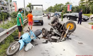 Ba gác tông văng người đi xe máy rồi bốc cháy