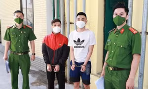 Lái xe máy say rượu lăng mạ, chống đối Công an