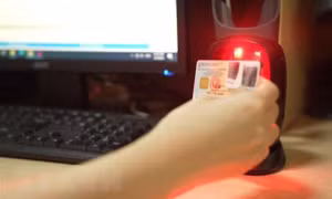 Thí điểm rút tiền tại cây ATM bằng căn cước công dân gắn chip
