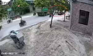 Đâm vào cửa ô tô bất ngờ mở, người phụ nữ bị xe tải cán tử vong
