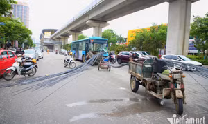 Hà Nội: Công nông chở sắt dài cả chục mét đâm xuyên đầu xe buýt