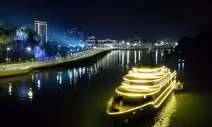Thưởng lãm vẻ đẹp đêm Hạ Long từ du thuyền
