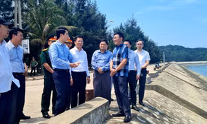 Phó Chủ tịch UBND tỉnh Phạm Văn Thành kiểm tra Chương trình xây dựng nông thôn mới tại huyện Cô Tô