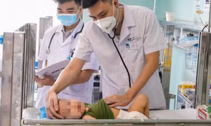 Liên tiếp có 5 trẻ nhập viện vì uống nhầm dầu thắp đèn, khuyến cáo khẩn của chuyên gia