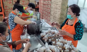 Cơm, phở 'ăn theo' xăng tăng giá