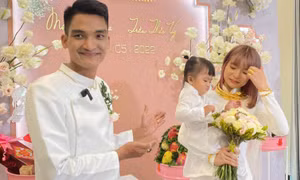 Mạc Văn Khoa chạy xe máy đi hỏi vợ