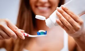 Đánh răng trước hay sau khi ăn sáng là tốt nhất?
