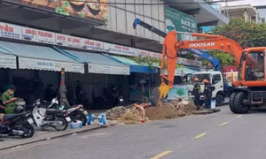 Phát hiện thi thể đứt lìa cánh tay khi đào cống