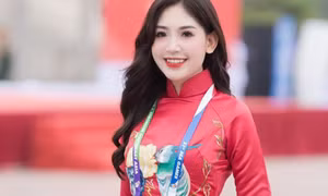 Nhan sắc xinh đẹp của MC Minh Đức dẫn lễ Thượng cờ SEA Games 31