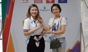Trao trả dây chuyền vàng bị đánh rơi cho thành viên đội bóng Thái Lan 