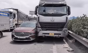 Tai nạn trên cầu Thanh Trì, giao thông ùn tắc kéo dài nhiều km