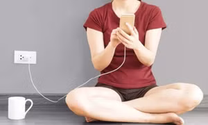 Tê tay khi dùng điện thoại đang sạc: Hiện tượng bình thường hay nguy hiểm?