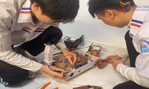 Học sinh nghiên cứu mô hình xe lăn điện cho người khuyết tật